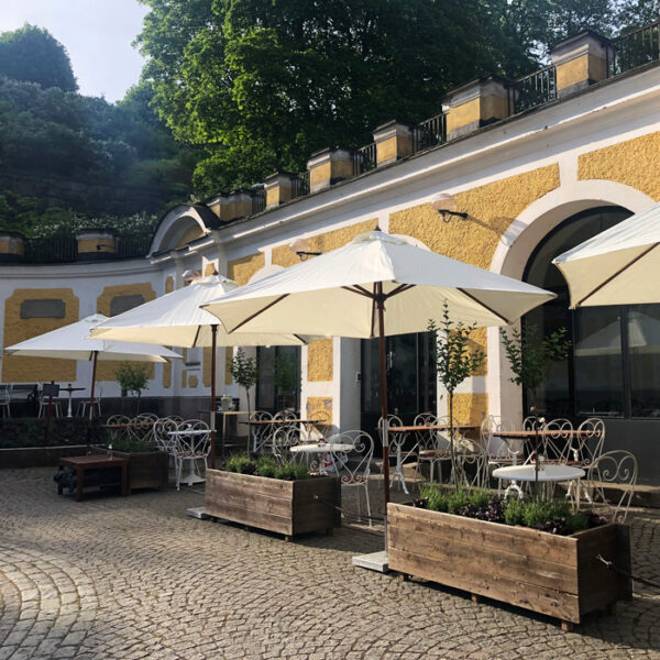 bild på kafé på skansen djurgården där serveras mat och dryck