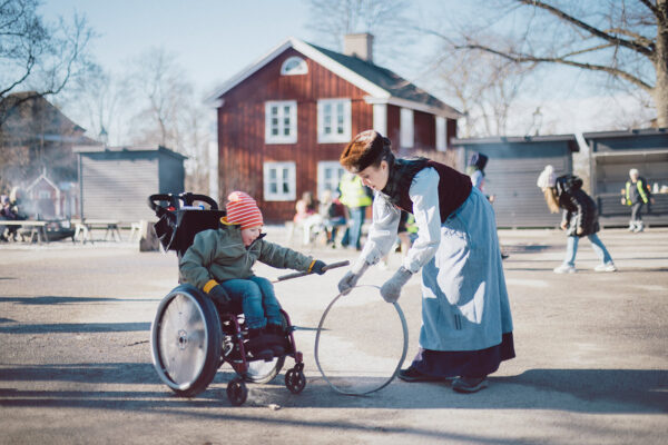 Lek från förr med tunnband foto: Anna Hugosson
