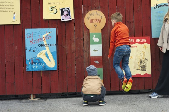 Barn hoppar på Galejan