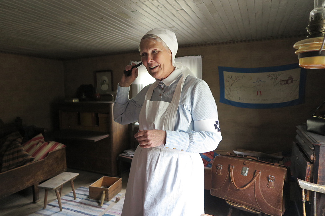 Barnmorskan kan du möta när hon tar sig fram på sin cykel eller vid Statarlängan.