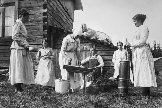 Fäbodsysslor vid Vestmans stuga i Fanbybodarna.
