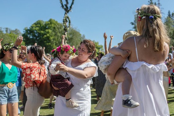 Dans runt majstången på midsommar