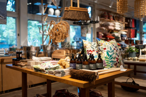 Skansenbutikens interiör, kuddar, såpa och handdukar