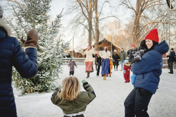 Dans kring granen på Skansen