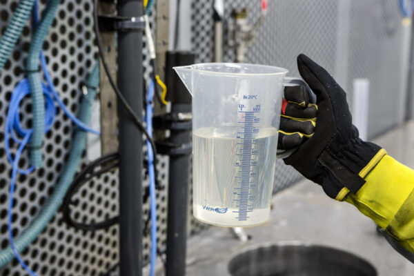 Henriksdal. Membranfilter, Peter Moraeus tittar på processen. Det renade vattnet ur membranreningen är nästan rent och klart 210209