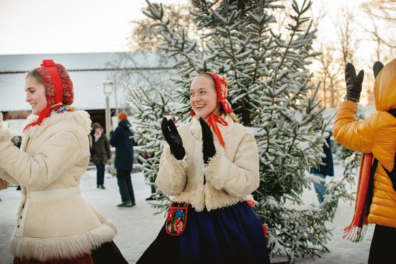 Dance around the Christmas tree with Skansens folk dancers