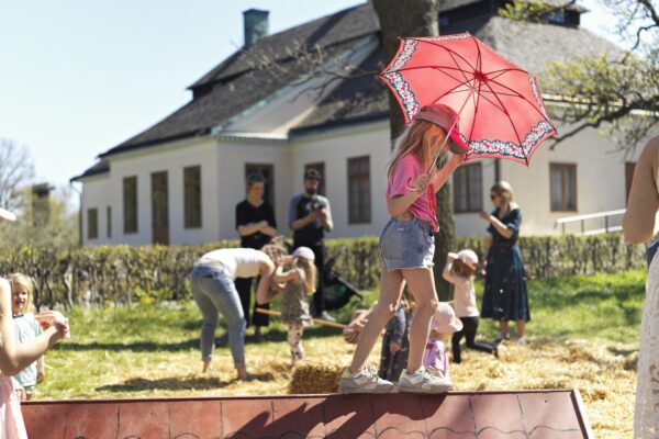 Flicka balanserar som Madicken på en taknock