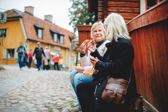Två kvinnor fikar vid Skansens bageri