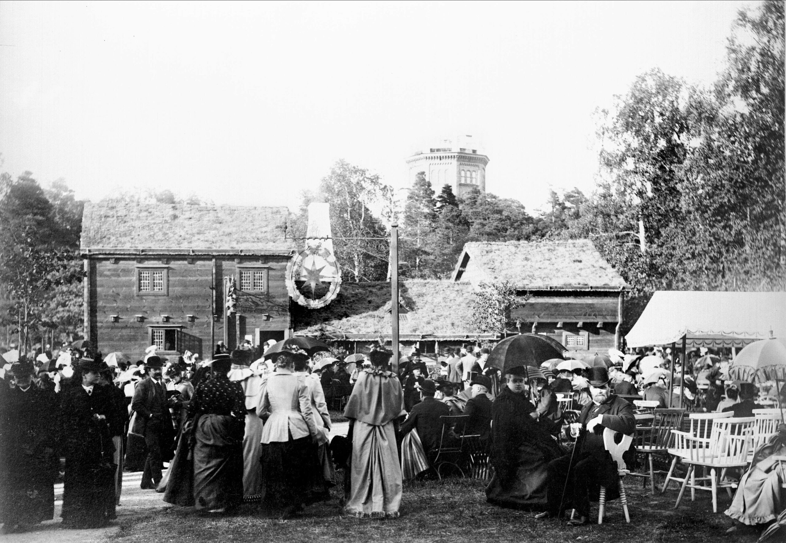 Fotografi från Skansens första vårfest, 1893. I bakgrunden syns Kyrkhultsstugan.