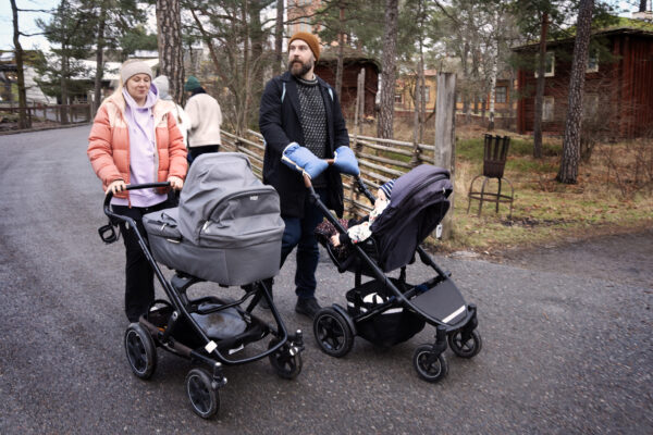 Promenad med barnvagnar på Skansen.