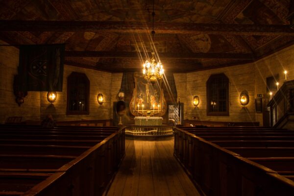 Seglora kyrka på skansen i dunkel belysning